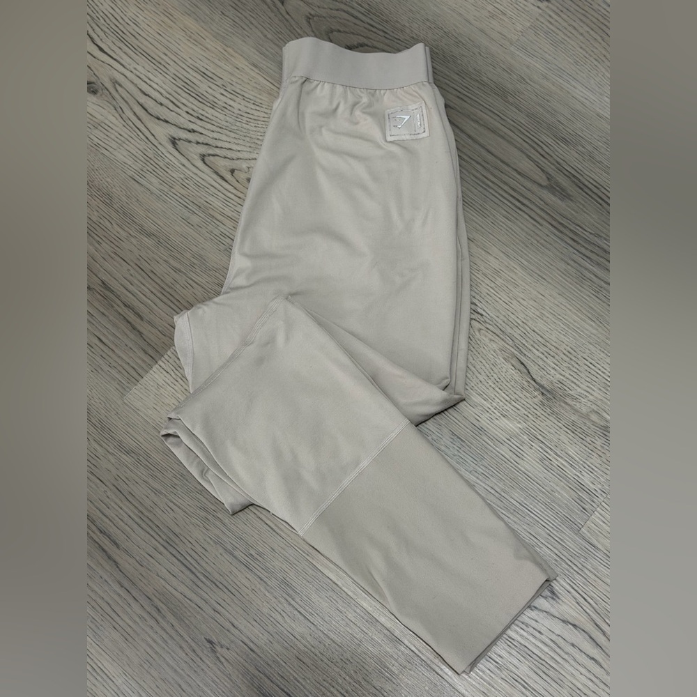 Gymshark Women’s Beige Sweatpants Dance Studio Joggers Logo Size M WORN ONCE